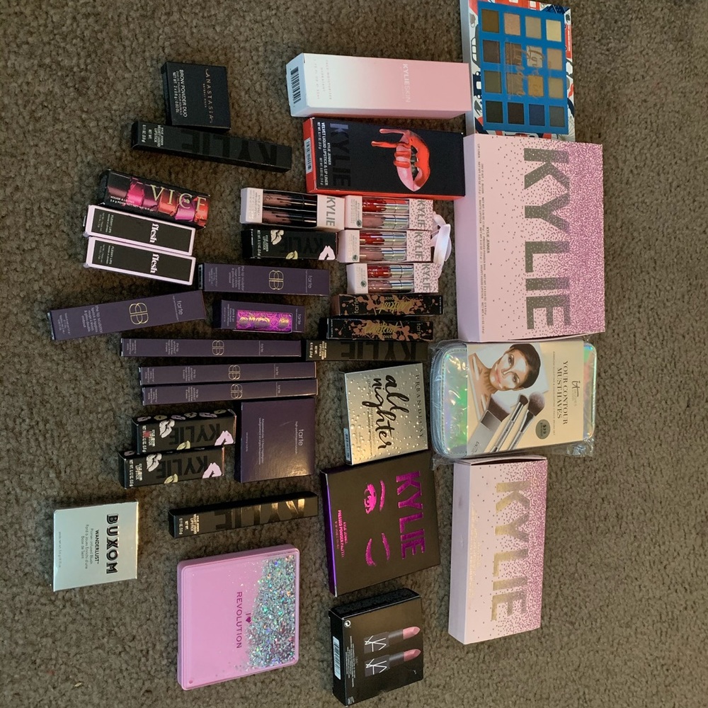 Authentic makeup bundle !